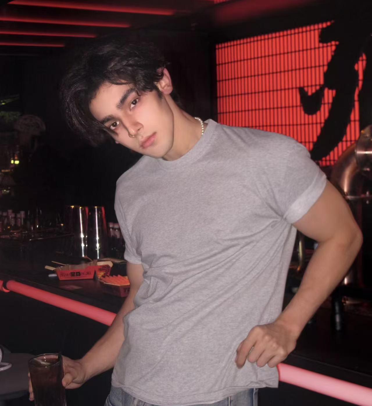 Baju Kaos Pria Polos Polos Murni Basic Outfit Sehari-Hari Lembut Adem Tebal 260g Baju Kaos Pria Polos Polos Murni Basic Outfit Sehari-Hari Lembut Adem Tebal 260g