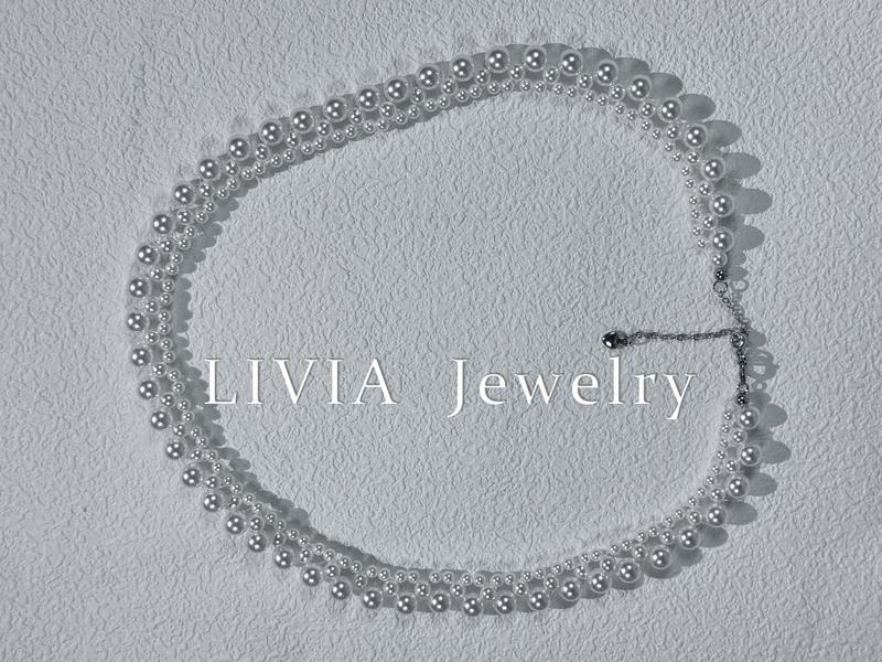 Product Introduction of LIVIA-Pure hand-woven pearl necklace. It's an authentic product. Made of S925 silver, it's a high-end collarbone chain that can cover scars. It's a neck chain 3
