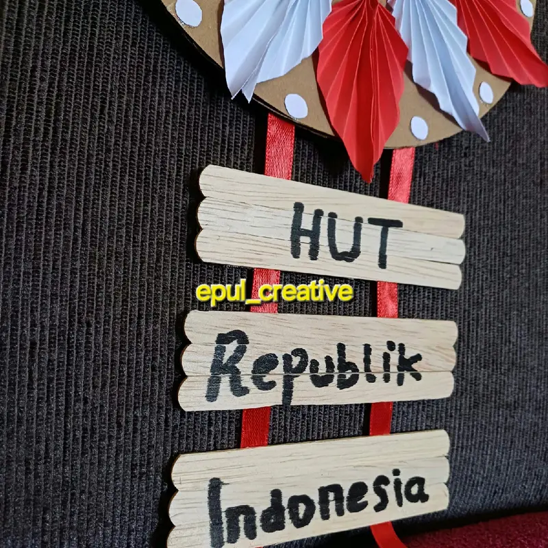 prakarya hiasan dinding merah putih dari kardus,tutup botol,kertas warna dan stik eskrim 1