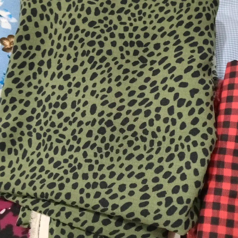 kain Rosecrepe Motif Bunga Warna Merah maroon dan Biru muda 0