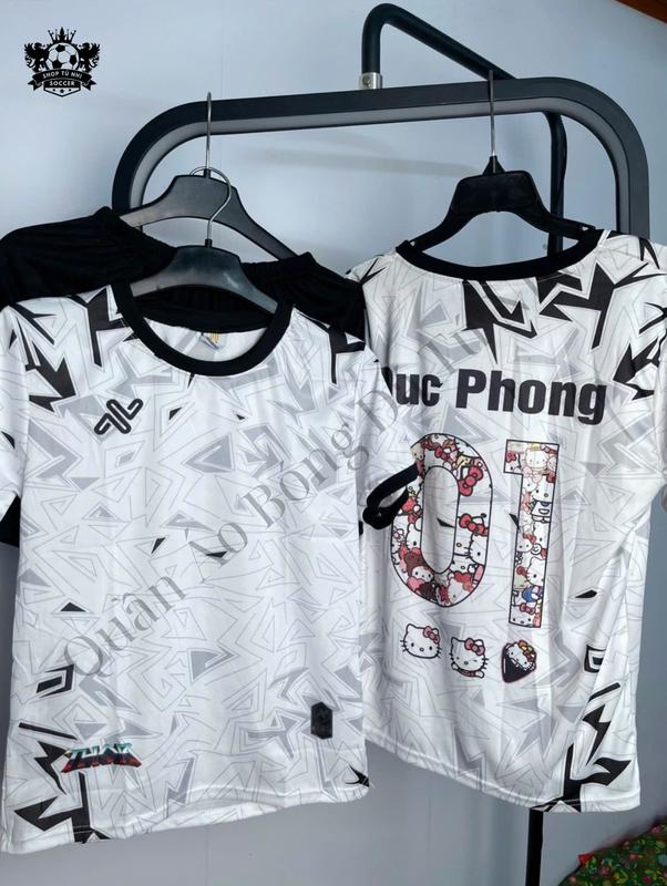 Bộ Đồ Đá Banh Quần Áo Bóng Đá Trẻ Em "AMAC Kẻ Đen" Lồng Hình Hello Kitty Chất Liệu Vải Thun Cotton Cho Bé Từ 18Kg - 80kg Có In Tên + Số Theo Yêu Cầu