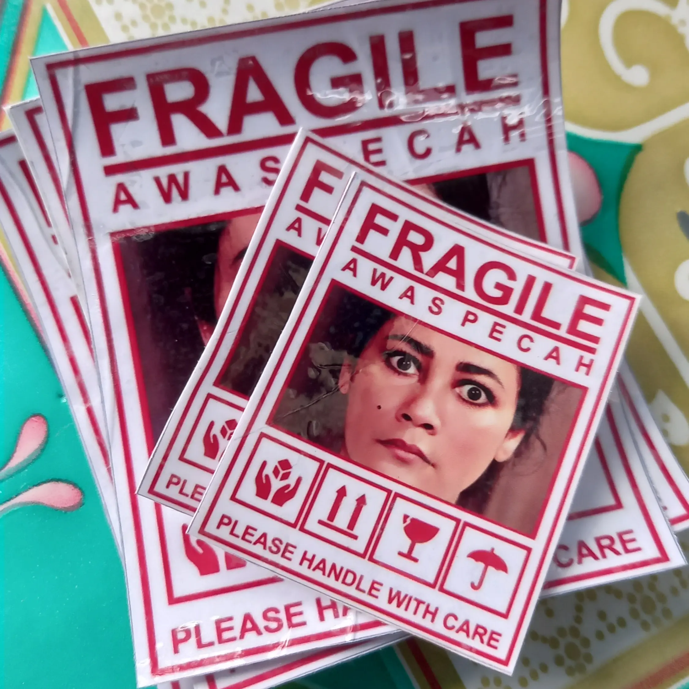 stiker fragile gambar suzanna ukuran 4x5cm