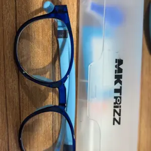 MKTRIZZ Kacamata Anak 2-in-1 Bisa Ganti Lensa - Photochromic & Anti Blue Light, Ringan 14g, Gratis Kotak + Test Pack-101S