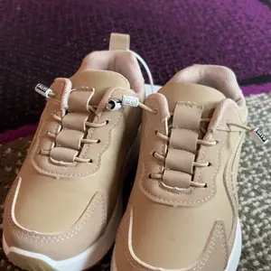 BOMBBEAR 6308 Sepatu Sekolah Anak Dengan Fashion Sneakers Mesh Sintetis Premium, Kualitas Nyaman Lentur Ringan Desain Ergonomis untuk Aktivitas Aktif Si Kecil! warna Hitam, Pink, Khaki dan Abu dengan size 26-37