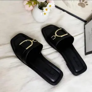 Sandal Wanita Flat Slip On Motif Rantai Mewah Anti Selip Nyaman untuk Pantai & Sehari-hari