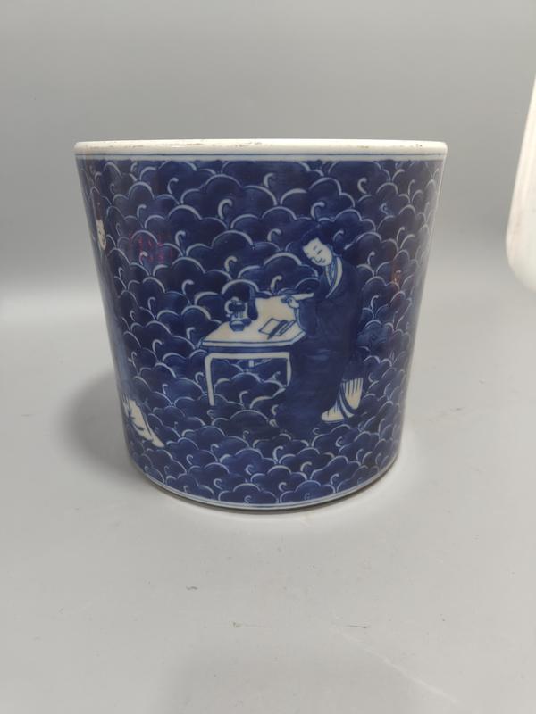 Folk collection of Qing Dynasty Kangxi blue and white porcelain character story drawing pen holder. 2
