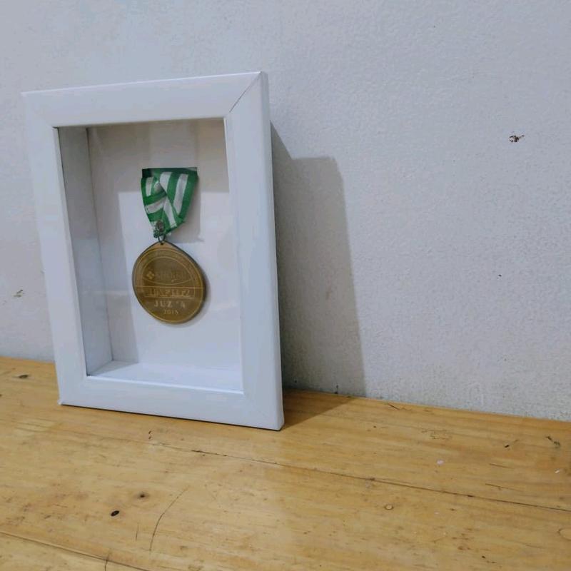 Frame Medali  Kaca  Bingkai Medali  Modern Hitam  Satu Sisi Dipasang di Dinding Kado 5