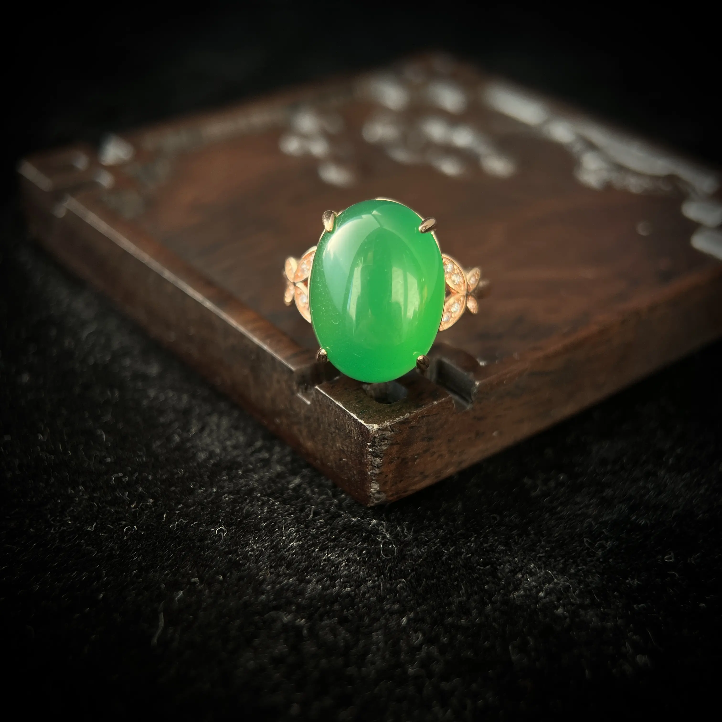Classic Dewdrop Chalcedony Ring