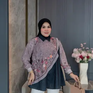 Atasan Meyg4 dengan Desain Bunga dan Lengan Panjang