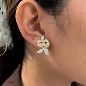Anting Fashion Bunga 2106159 Desain Elegan dengan Sentuhan Natural untuk Tampilan Modern