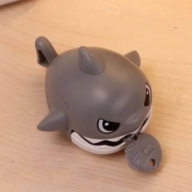 Gantungan Kunci Model Hiu Liontin Kawat Tarik Benang Gigit bisa ditarik digantung di tas Mainan Lucu Keychain 7