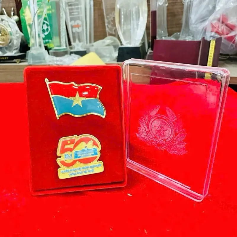 Huy hiệu Kỷ niệm 50 năm Giải Phóng Miền Nam, Thống Nhất Đất Nước 2025, Cờ Giải Phóng và Combo Huy Hiệu A50 6