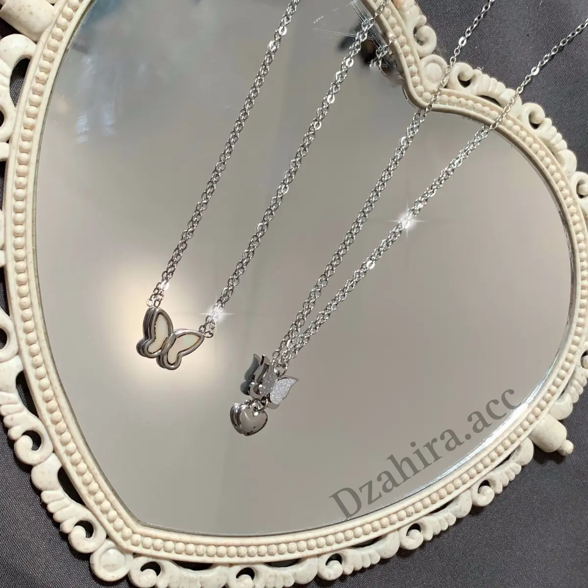 Kalung kupu-kupu titanium