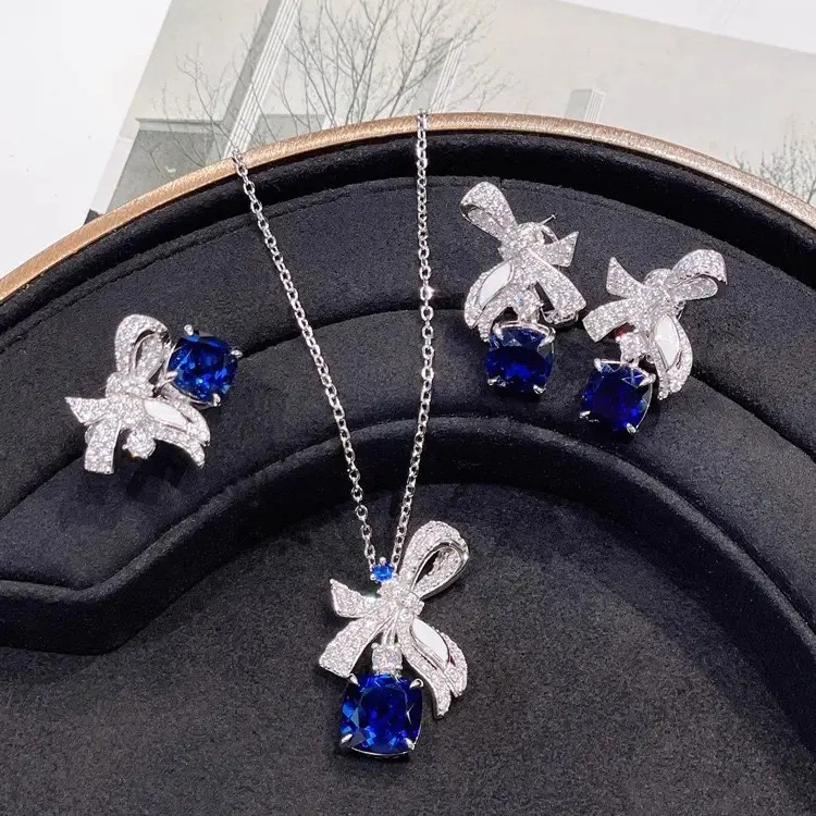 Bộ trang sức ngọc lục bảo, thiết kế con công tươi sáng, bao gồm hoa tai và vòng cổ nơ trắng