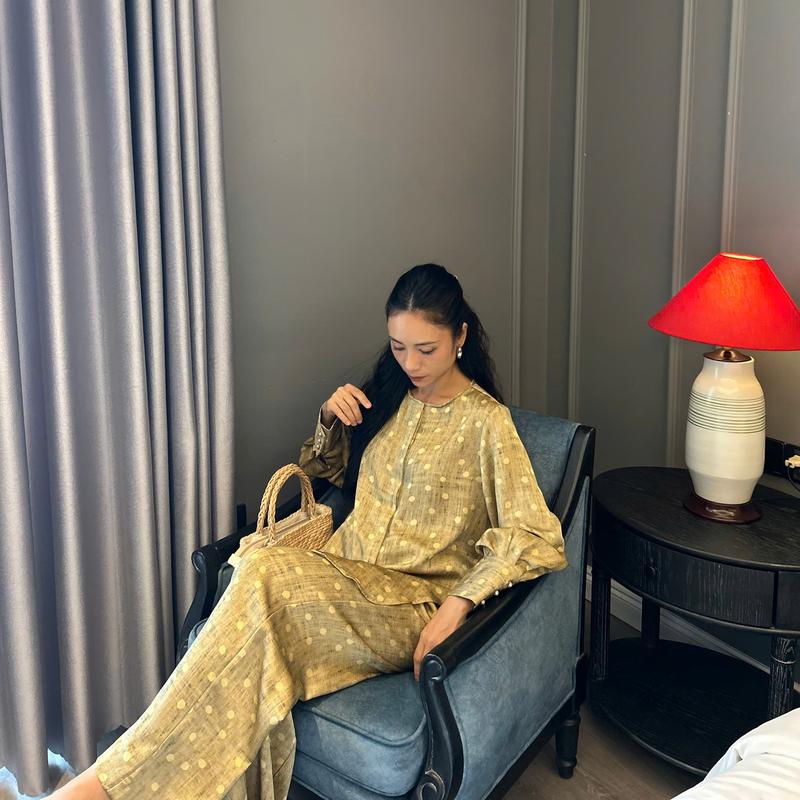  S204 SET BỘ NỮ GỒM QUẦN SUÔNG DÀI VÀ ÁO CỔ TRÒN TAY DÀI CỔ TAY ĐÍNH CÚC KIỂU HỌA TIẾT CHẤM BI CHẤT LỤA FREESIZE 