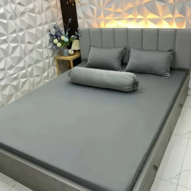 Bộ ga thun lạnh 4 món xám chì và xám đậm bao gồm: 1 ga bo chun, 2 vỏ gối nằm, 1 vỏ gối ôm 6