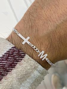 Pulsera con colgante de cruz inicial en color plateado para hombre, cadena cubana de acero inoxidable a la moda, estilo casual, para todas las estaciones