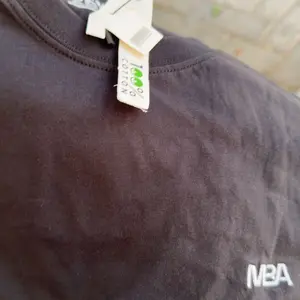 MBA MY BLANK APPAREL Kaos Bordir Logo MBA 100% Katun Combet 24s Atasan Oblong Distro Keren Pria Lengan Pendek Casual Nyaman Polos Santai Baju Simple Cowok Cewek Trendy Keren Tangan Kerah Dewasa