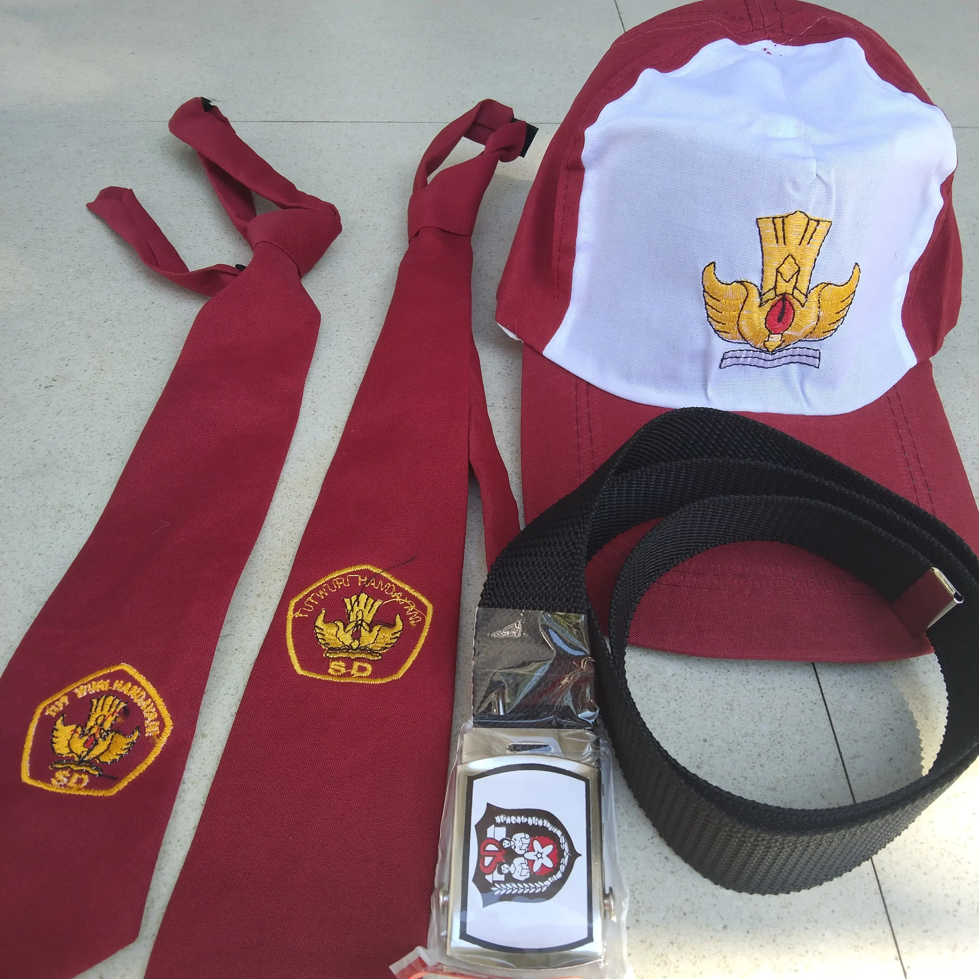 Paket topi SD merah putih bordir kuning karet dasi SD perekat bordir kuning tutwuri dan sabuk SD
