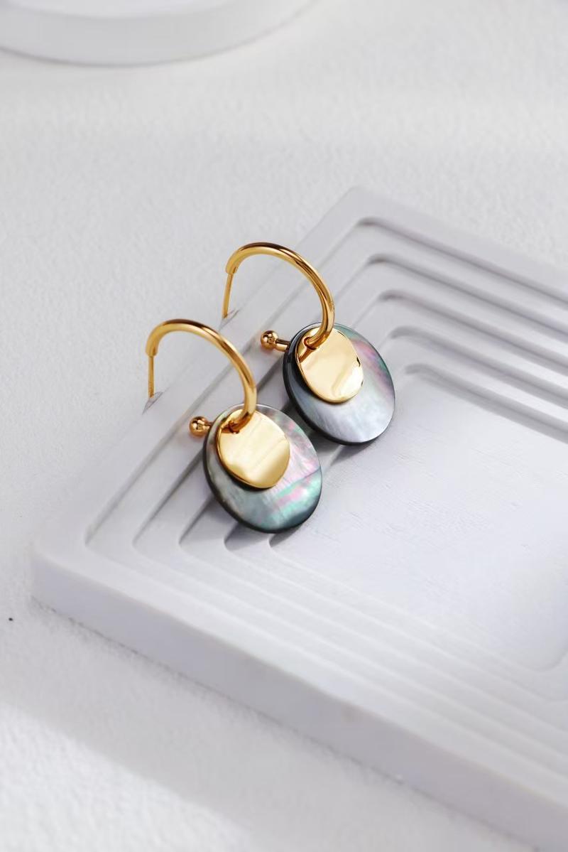Product Introduction of S925 Sterling Silver Vintage Gold-Plated Grey Shell Earrings,Simple,Stylish,and Versatile. shining  jewelry 1