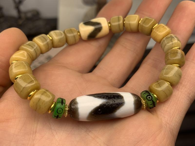 Product Introduction of Fashionable jewelry, Tibetan Dzi beads. Blessings and empowerment from the snowy plateau.11588 They have been empowered and blessed in the temple. 2
