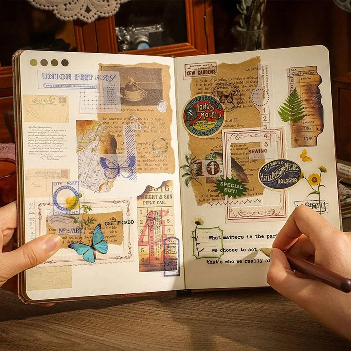 Buku catatan sampul keras A5 bergaya retro, jurnal dengan halaman dalam ber rna- rni, kertas tebal, cantik dan praktis, multifungsi, gaya retro, termasuk pembatas buku, cocok untuk menggambar, mencatat, dan perlengkapan sekolah -