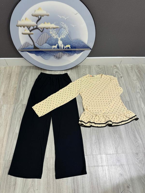 Bộ Thu Đông Ủ Kem Duyên Dáng Áo Chấm Bi Tay Dài Bánh Bèo Quần Ống Suông Chất Thun Gân