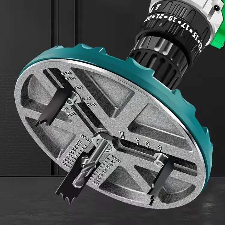 Adjustable hole cutting tool