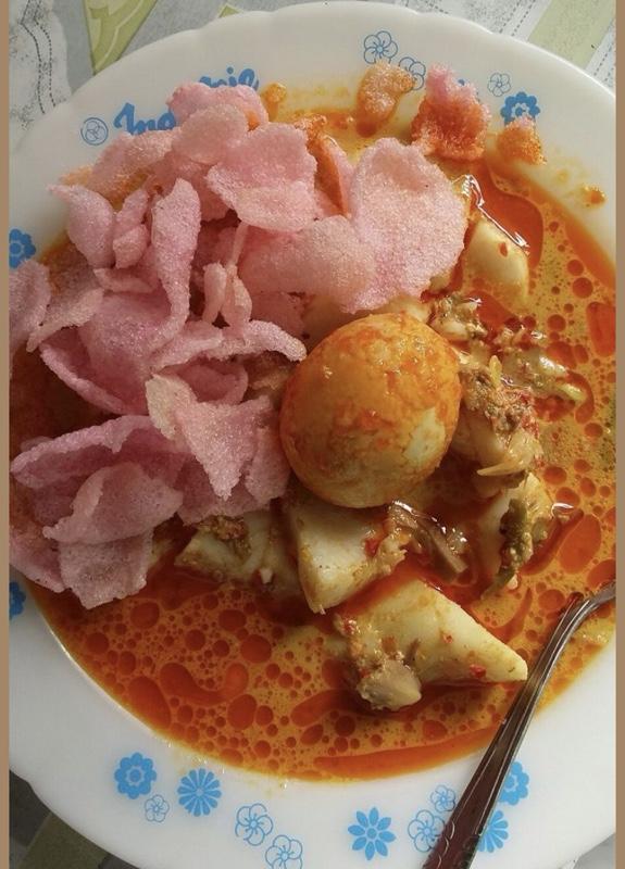 Lontong sayur, yang memiliki rasa enak dan gurih