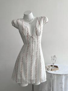 Vestido de verano en línea A con cuello en V y lazo elegante, estampado floral que realza la cintura femenina, moda casual para uso diario, perfecto para clima cálido