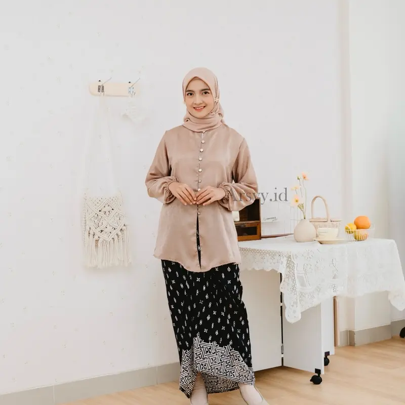 Arsyy.id - Santorini Blouse - Atasan Satin - Oufit Kondangan - Blouse Santorini Silk - Baju Braidsmaid Wanita Top 3