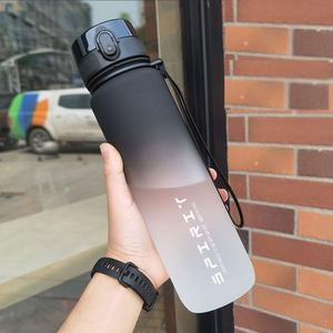 1個、1000mL／32oz、アウトドアスポーツ用グラデーション水筒。大容量・漏れ防止カップフタ付き、容量スケール付き。通学用、ジム、旅行、オフィスに最適です。