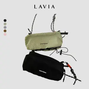 LAVIA Tas Selempang Outdoor Trendi Tas Selempang Fashion Terbaru Tas Couple Bahan Nylon Kapasitas Besar Unisex Tas Selempang Wanita Desain Estetik Muat Botol Minum & Payung Gaya Korea Slingbag