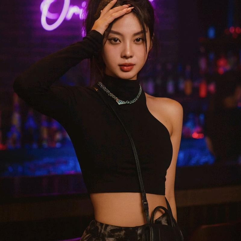 Áo croptop hở vai cổ cao 1 bên tay dài Nữ Thun Women A26 Dáng Ngắn