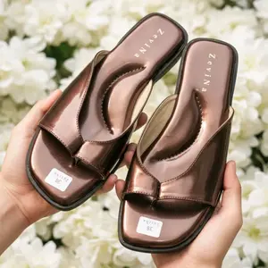 ZEVINA - Sandal Wanita Daily Glossy Modern Nyaman Sol Empuk Tinggi Hak 1 cm Size 37-40 Kualitas Tinggi Cocok untuk Pesta