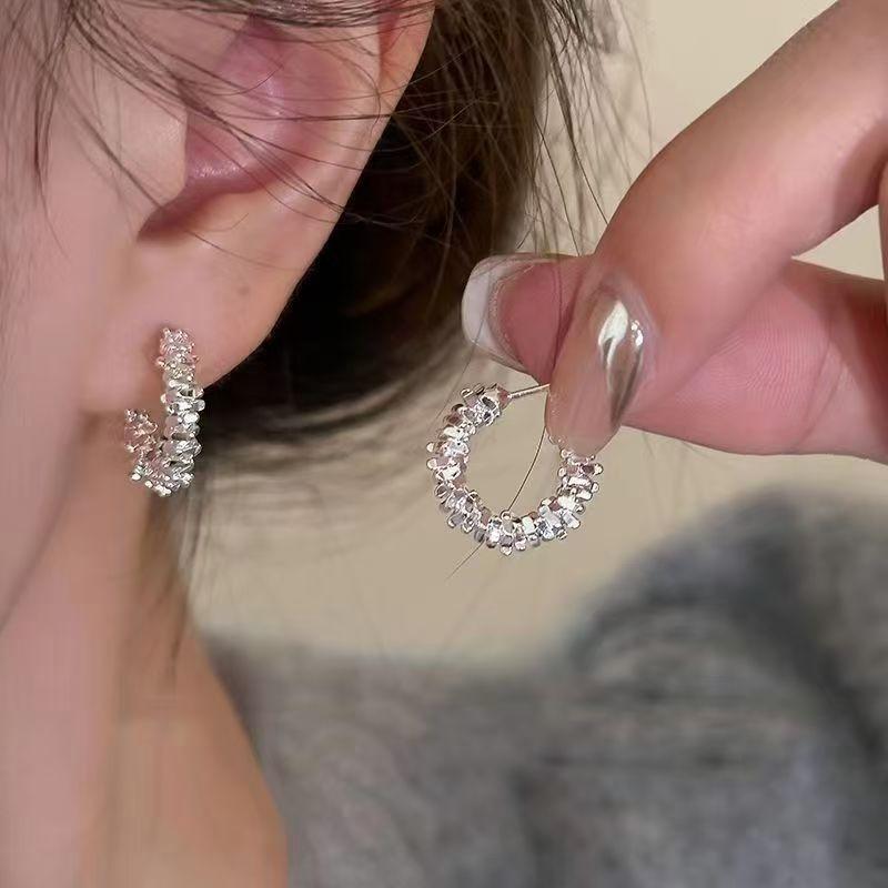 Product Introduction of Chunky Hoop Earrings Huggie Stud Earrings Silver Loop Clip-on Earrings for Women 3