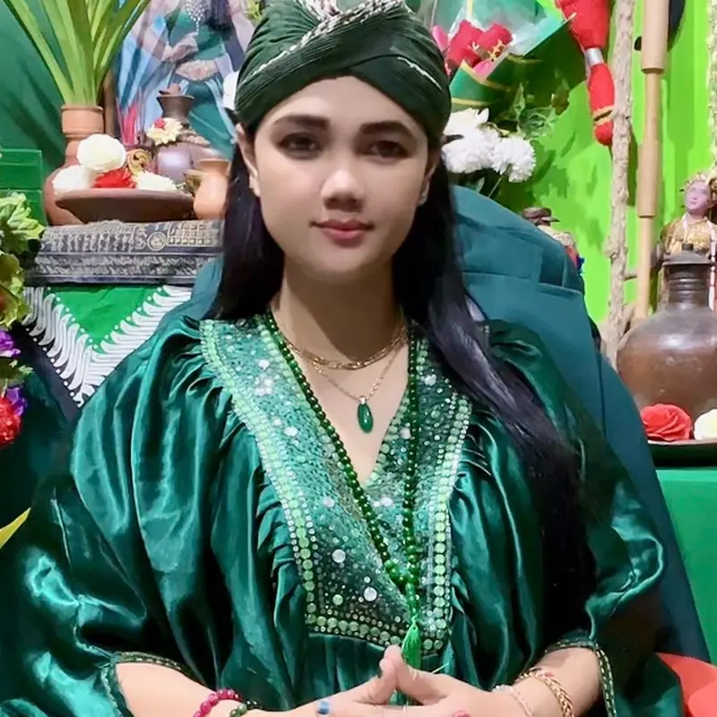 PROMO +Kalung liontin hijau (aura) sudah di blesing untuk pembuka aura POSITIF tinggal pakai saja dan tidak ada pantangannya 0