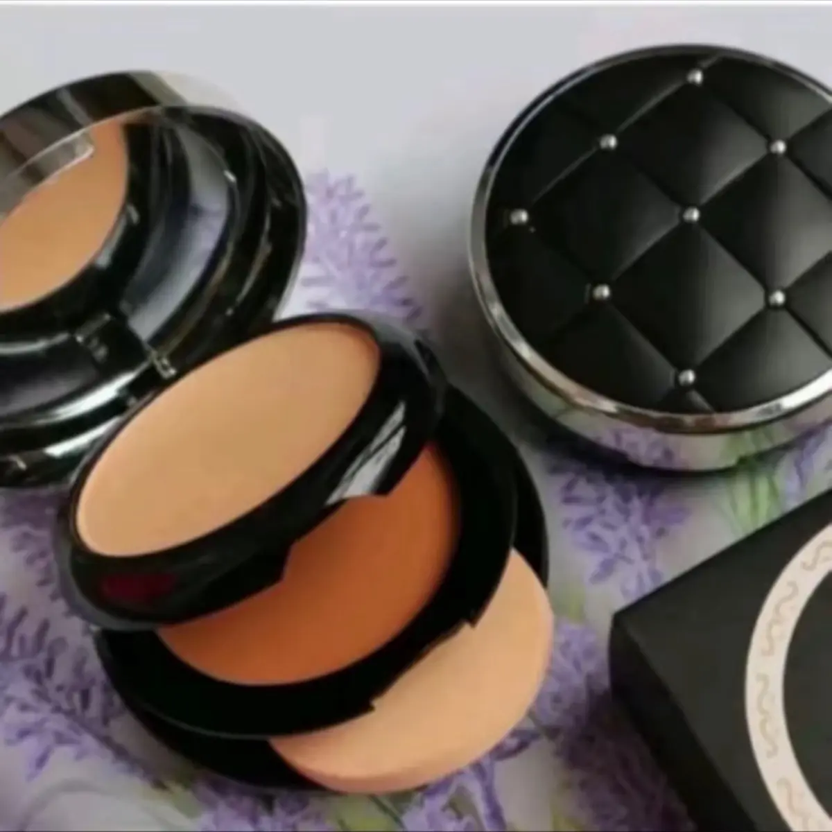 [1 Buah] Bedak 2in1 Foundation Kemasan Hitam Motif Bantal Wajah