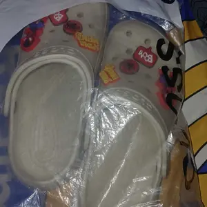 【Telah Diperbarui Sepenuhnya】Sandal Closs Wanita Pria Baim Bahan EVA Upper Dilapisi Busa Sol  Quality Premium ShoesSandal  Unisex Couple (Bisa DIY Pin Sandal)Empuk Anti Slip Sepatu Sandal Viral Kekinian
