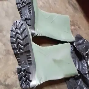 Sepatu bot pria model baru, sol tebal antislip, desain mid-calf, tahan air dan banjir, sepatukerja karet, cocok dipakai saat musim hujan