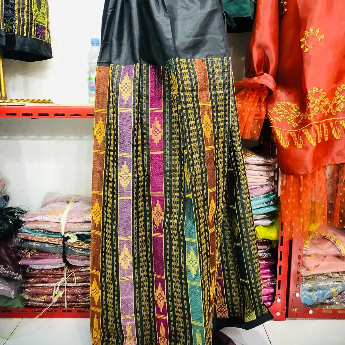 Sarung Bordir khas Bugis makassar