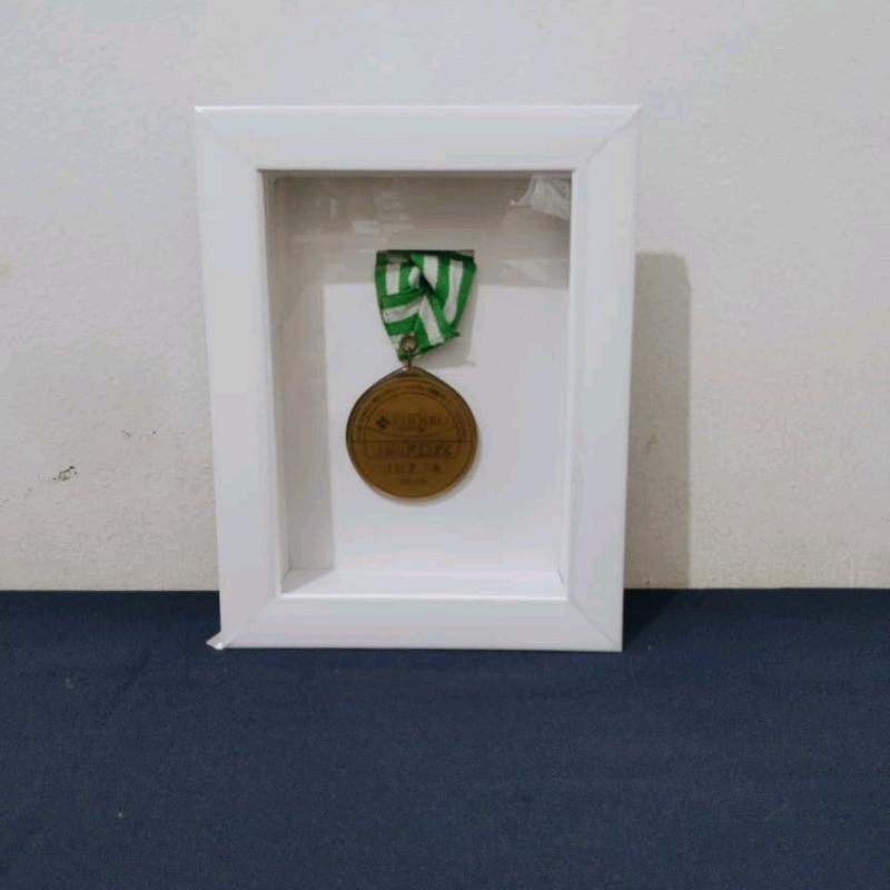 Frame Medali  Kaca  Bingkai Medali  Modern Hitam  Satu Sisi Dipasang di Dinding Kado 1