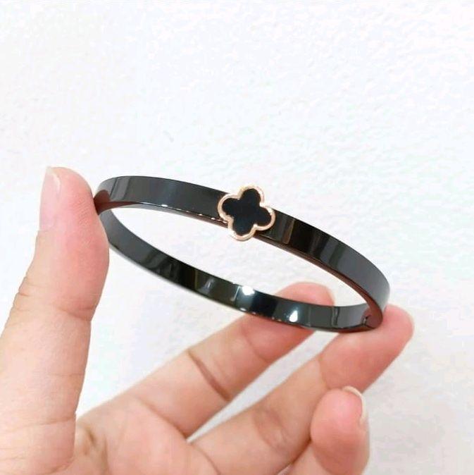 Gelang keramik hitam bunga titanium 2