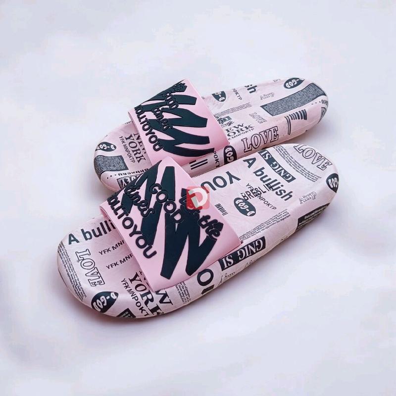 [Bisa COD] Sandal Selop Bercorak Tulisan Motif Anti Slip Breslin P2228 Shoes Sendal Karet Pria Wanita 1