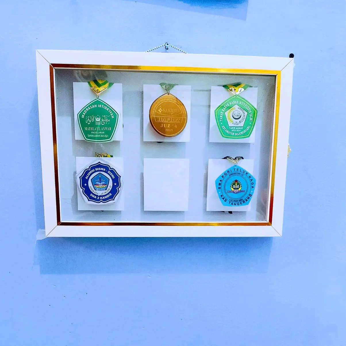 Frame Gantungan Bingkai Medali Modern Dipasang di Dinding  Kaca Mika Kado