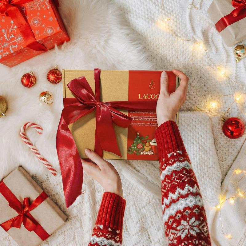  Set Hộp Quà Tặng Noel Full Box – Bodymist Hương Nước Hoa Chính Hãng - Combo Quà Tặng Nữ Sang Trọng Tặng Nến Thơm + Tặng Thiệp + Găng Tay + Dây Buộc Tóc 