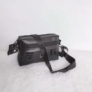 Tas Pria Hitam dengan Tali Panjang dan Desain Minimalis untuk Gaya Harian