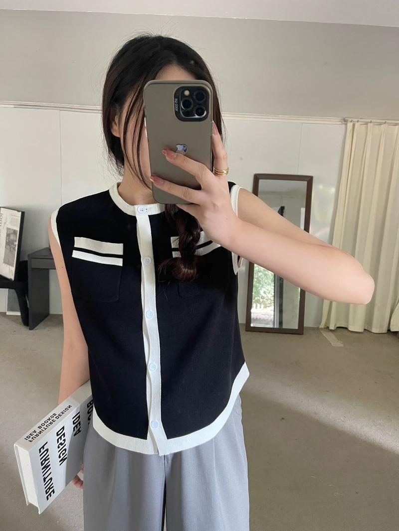Product Introduction of MODA Button Down Two Tone Side Pocket Oversize Knitted Top 837 15