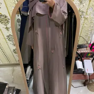 Abaya Saudi Elegan dengan Motif Bunga dan Detail Bordir untuk Tampilan Mewah