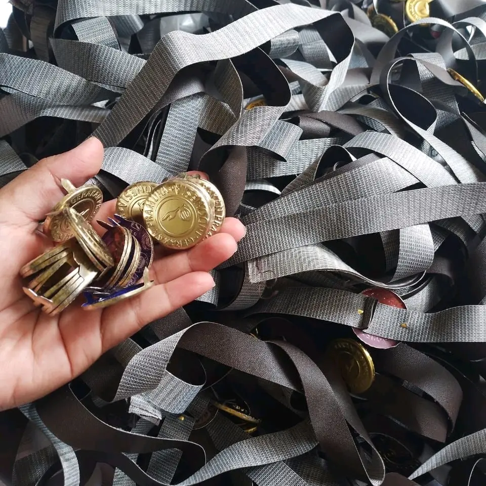 Tali dan pin boni buat topi boni/tali dan pin nya saja ya.